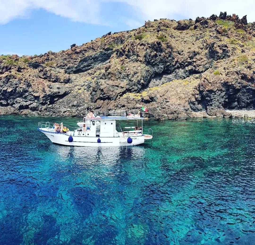 Giro in barca a Pantelleria con soste bagno e pranzo a bordo