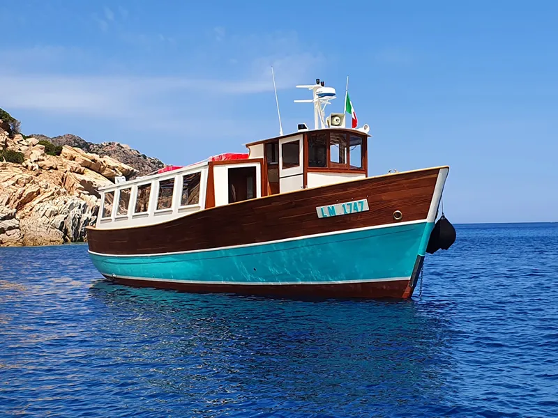 Gita in gozzo d'epoca con soste bagno tra Caprera, La Maddalena, Budelli e Spargi