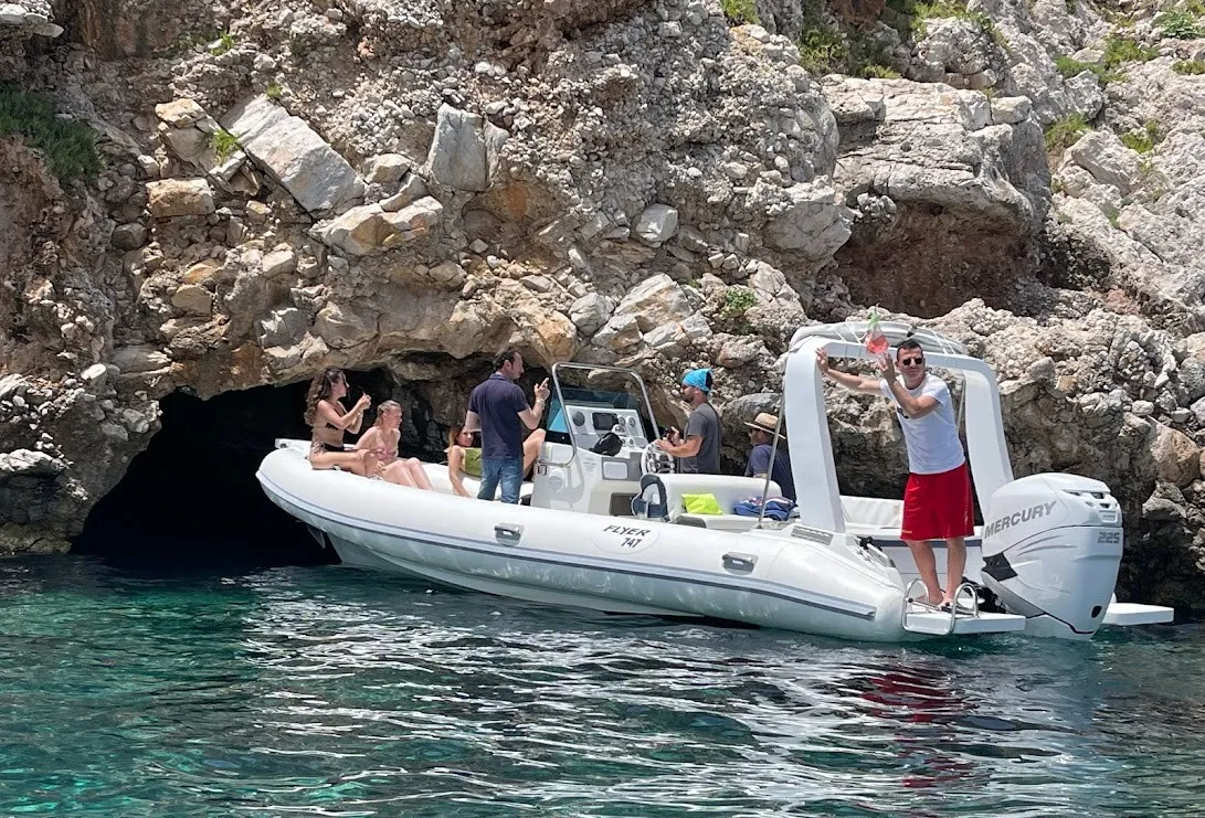 Escursione in gommone da Trapani con soste bagno tra Favignana e Levanzo