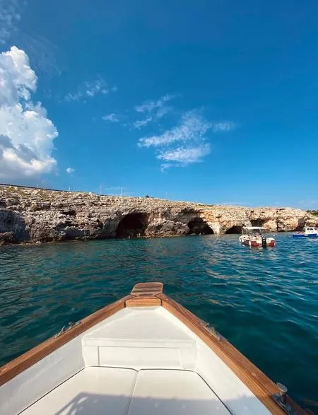 Escursione in barca di 3 ore con tour alle grotte di Leuca e soste bagno