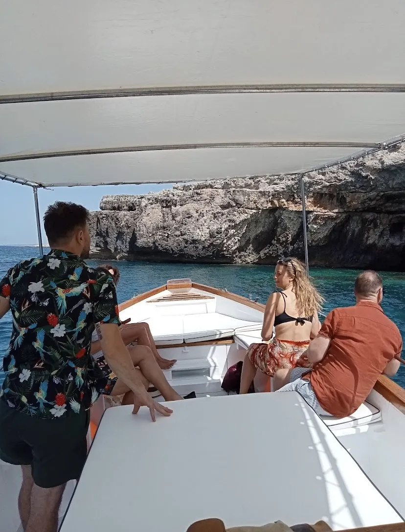 Escursione in barca di 3 ore con tour alle grotte di Leuca e soste bagno