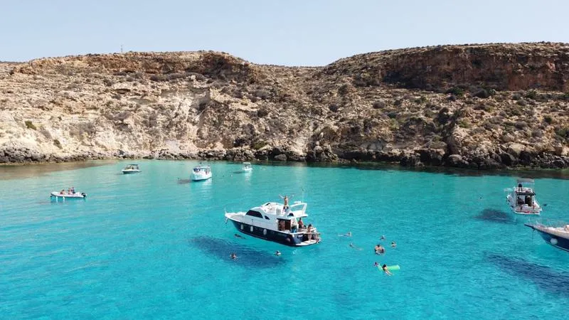 Giro dell'isola di Lampedusa in barca con pranzo a bordo a base di pesce