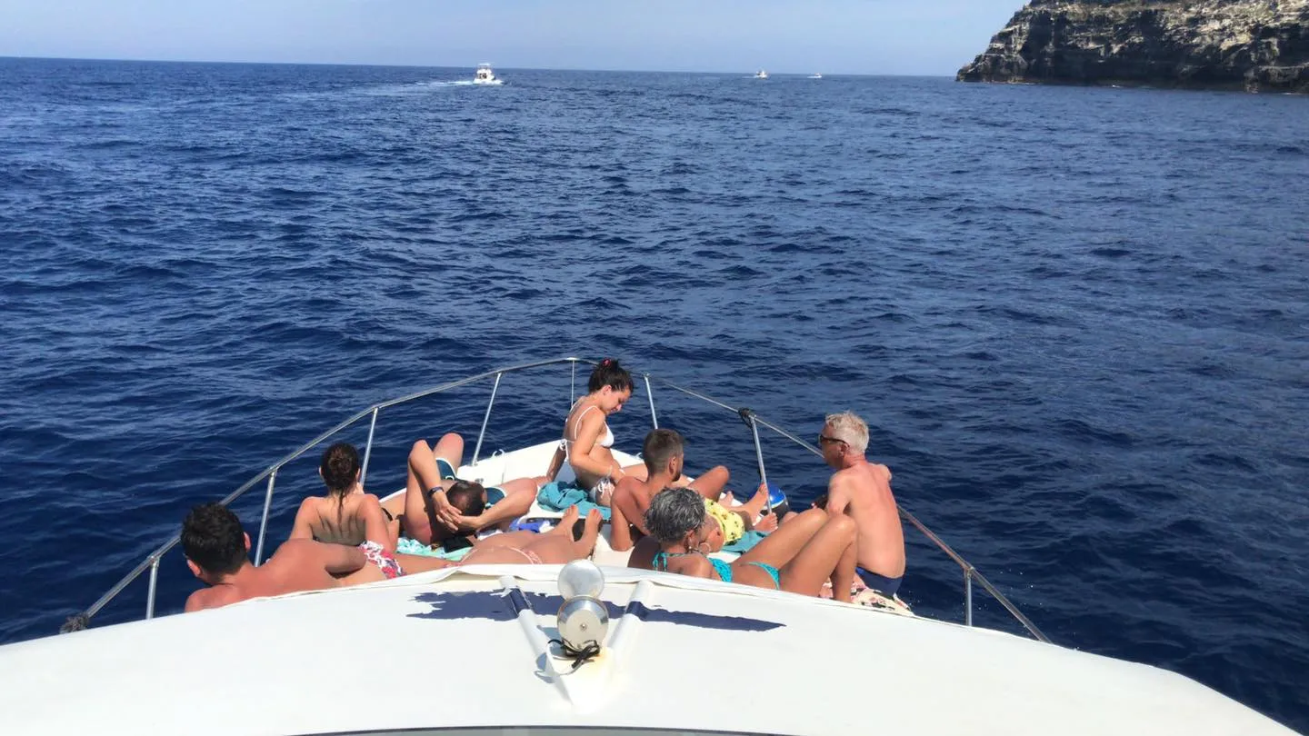 Giro dell'isola di Lampedusa in barca con pranzo a bordo a base di pesce