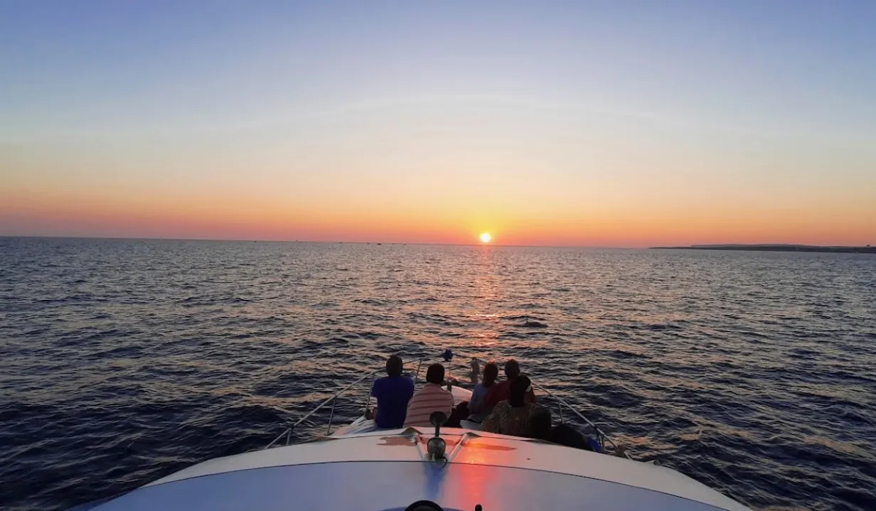 Gita in barca al tramonto con cena e avvistamento delfini a Lampedusa