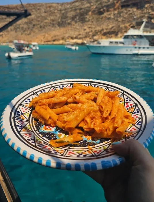 Giornata in veliero con pranzo e musica lungo la costa sud di Lampedusa