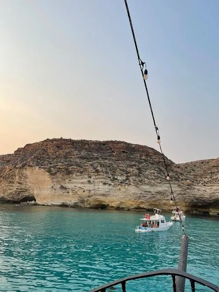 Aperitivo in barca al tramonto con avvistamento delfini e soste bagno a Lampedusa