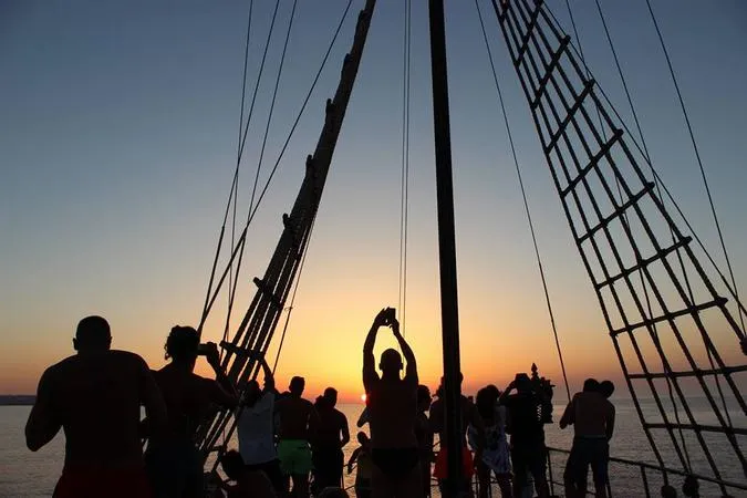 Aperitivo in barca al tramonto con avvistamento delfini e soste bagno a Lampedusa