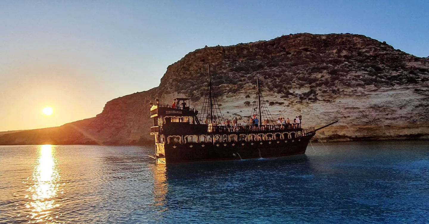 Aperitivo in barca al tramonto con avvistamento delfini e soste bagno a Lampedusa
