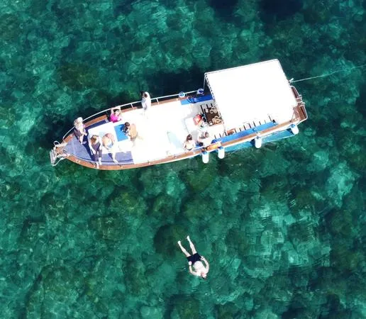 Boat tour di gruppo con aperitivo tipico e snorkeling a Taormina