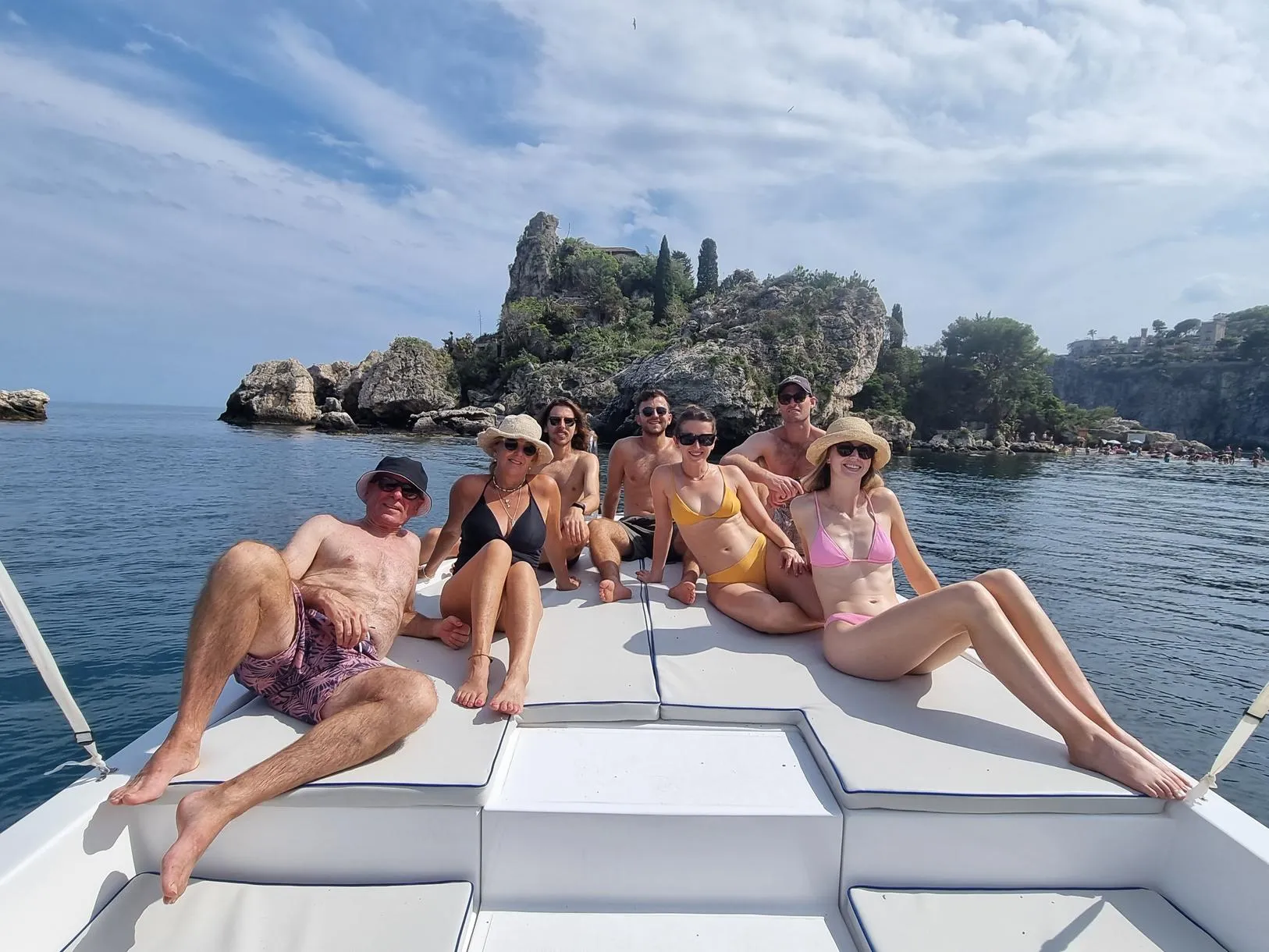 Boat tour di gruppo con aperitivo tipico e snorkeling a Taormina