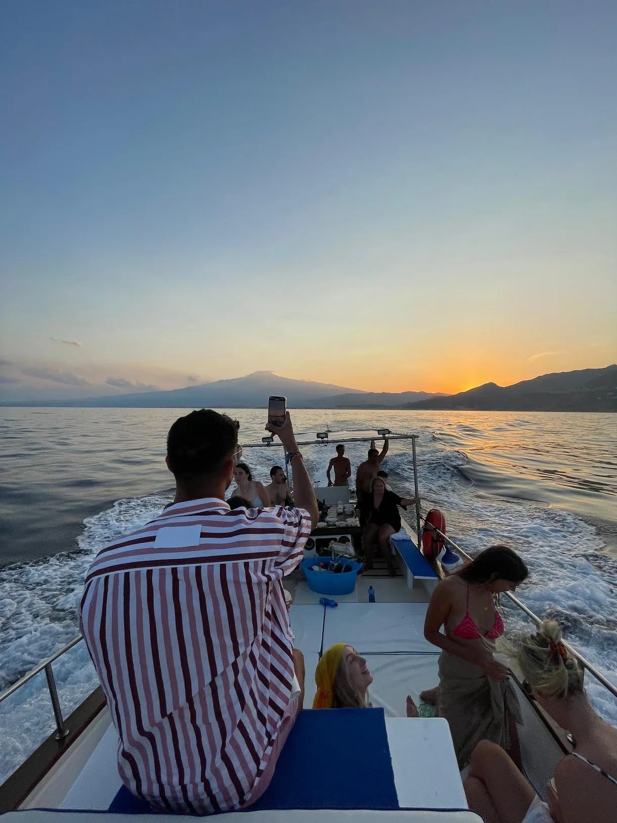 Giro in barca al tramonto e aperitivo vista Etna dalla spiaggia di Spisone