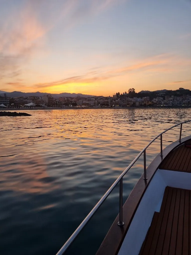 Giro in barca al tramonto e aperitivo vista Etna dalla spiaggia di Spisone