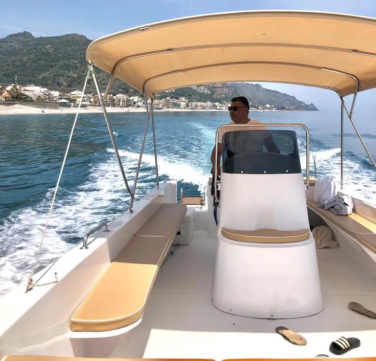 Escursione con skipper lungo la costa di Taormina da Letojanni