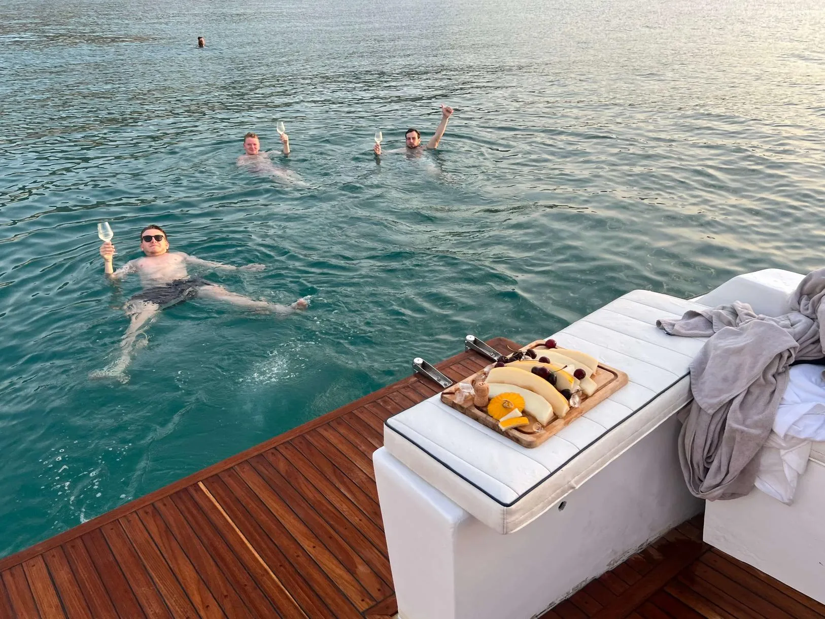 Tour in barca al tramonto con aperitivo e bagno in mare a Cefalù