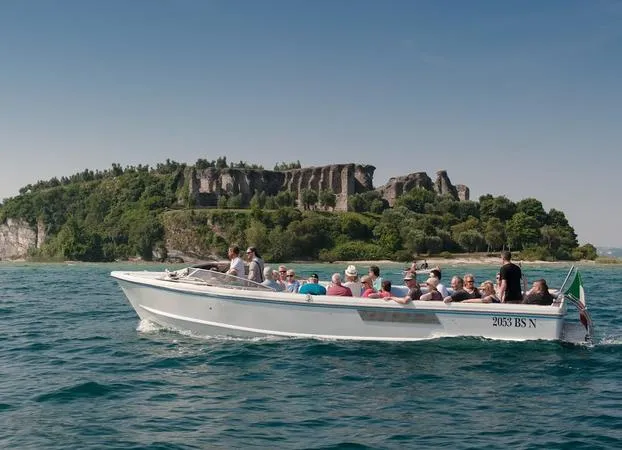 Giro in barca completo della Penisola di Sirmione sul Lago di Garda