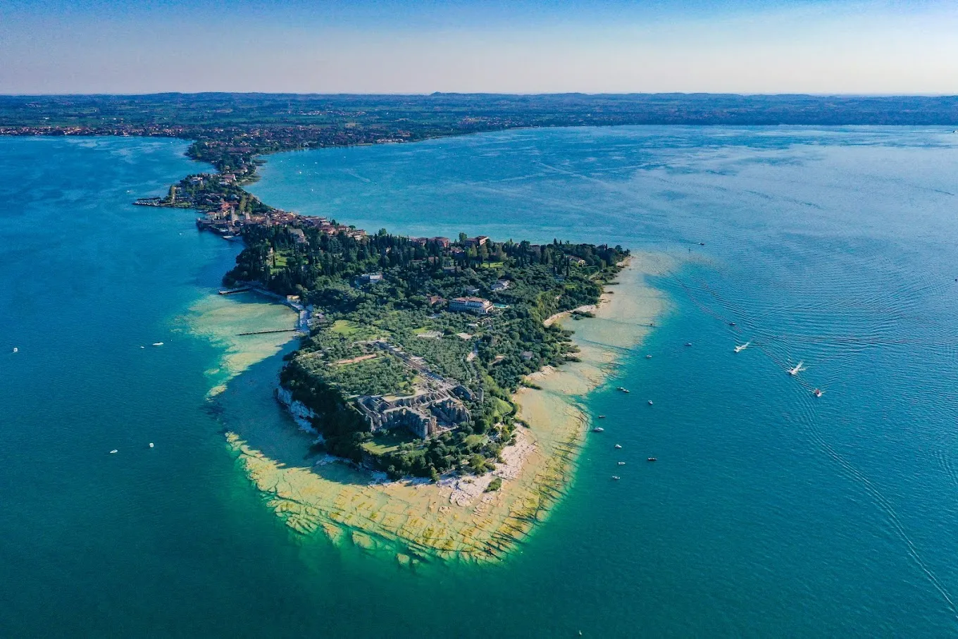 Giro in barca completo della Penisola di Sirmione sul Lago di Garda