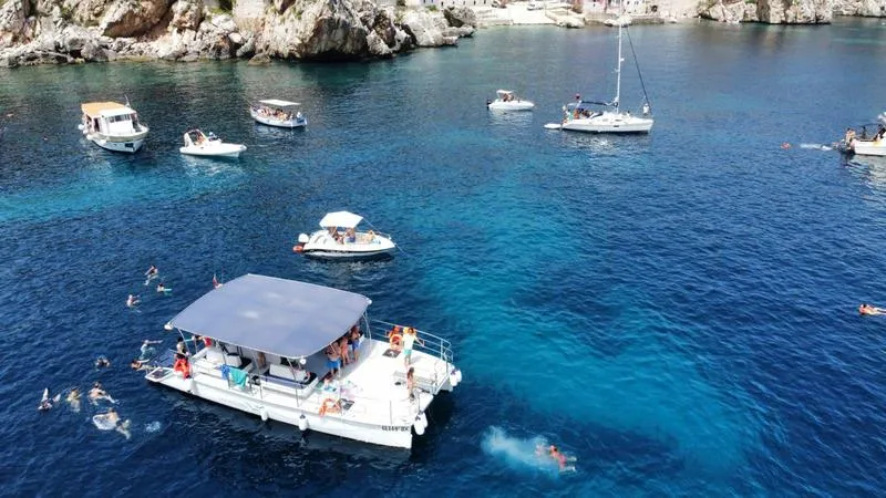 Mezza giornata in catamarano e snorkeling alla Riserva dello Zingaro
