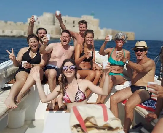 Tour in barca con snorkeling alle grotte e all'Isola di Ortigia da Siracusa