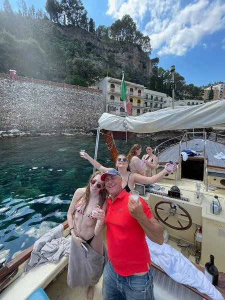 Gita in gozzo nella Baia di Taormina da Giardini di Naxos con aperitivo