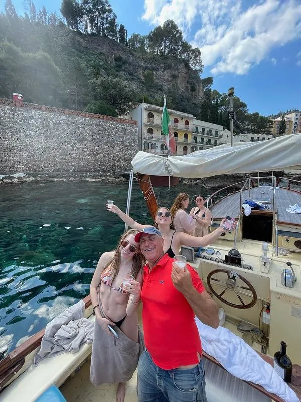 Gita in gozzo nella Baia di Taormina da Giardini di Naxos con aperitivo