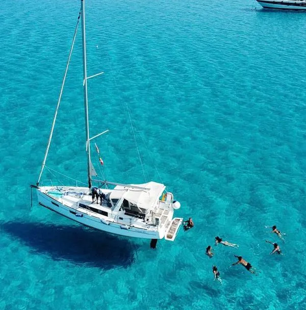 Giornata in barca a vela con pranzo a bordo all'Asinara da Stintino
