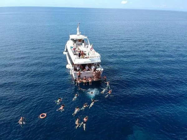 Gita dell'Isola d'Elba in motonave da Marina di Campo con pranzo