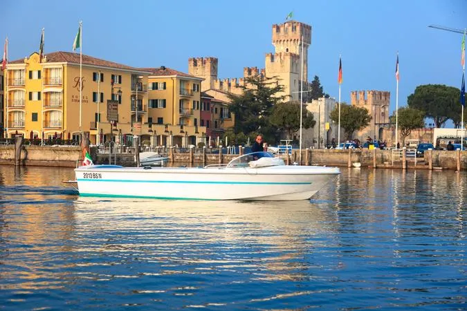Tour in barca di 1 ora con partenza da Desenzano del Garda