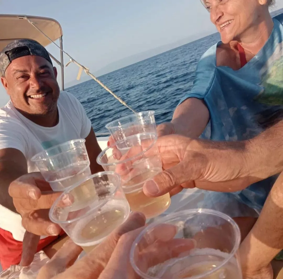 Aperitivo in barca al tramonto con avvistamento delfini da Letojanni
