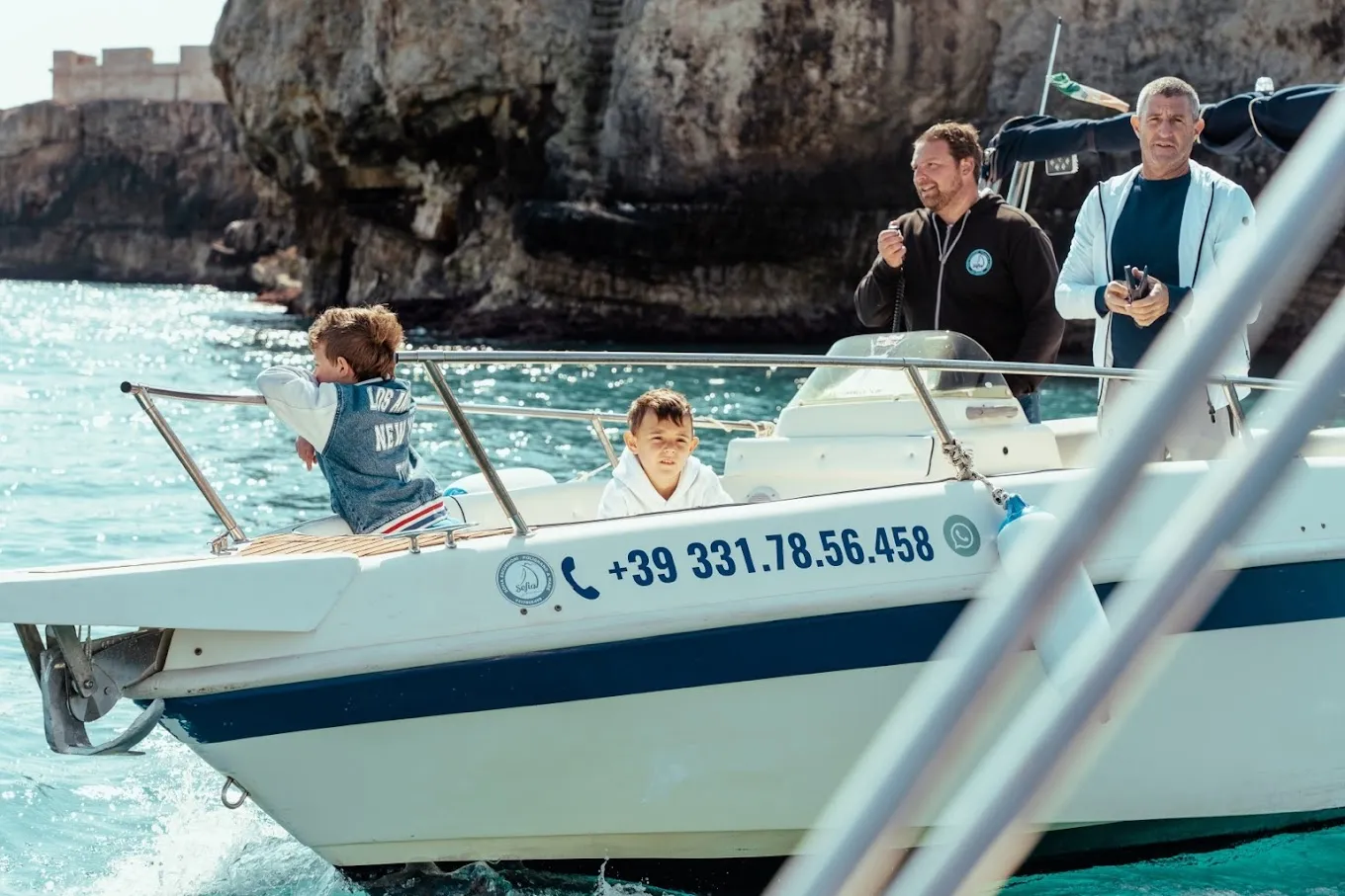 Gita in barca con snorkeling tra le grotte da Cala Ponte Marina