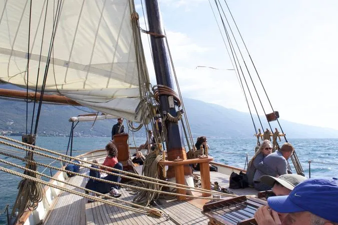 Minicrociera sul Lago di Garda in veliero e visita alle Cascate della Forra da Malcesine