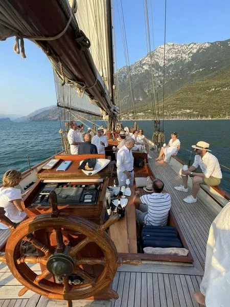 Gita in veliero al tramonto sul Lago di Garda da Malcesine