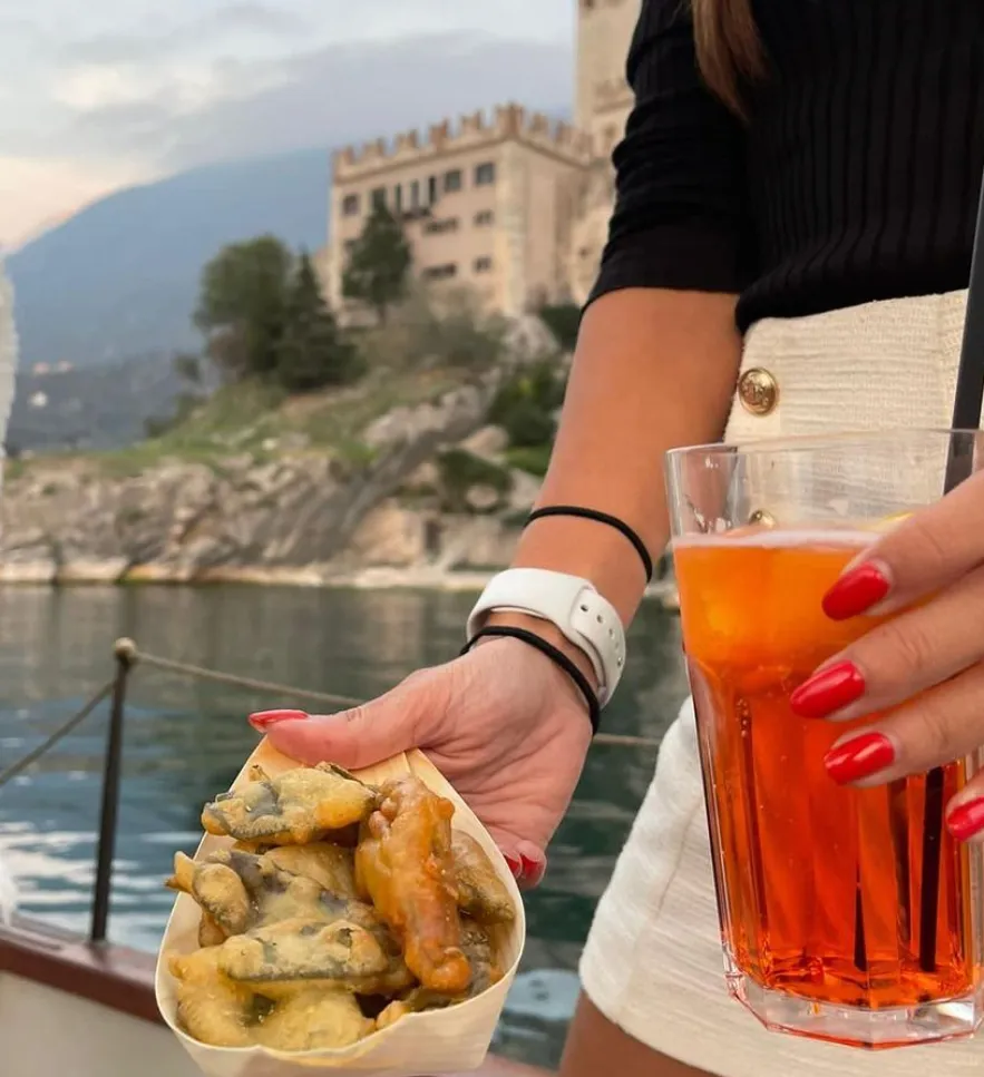Gita in veliero al tramonto sul Lago di Garda da Malcesine