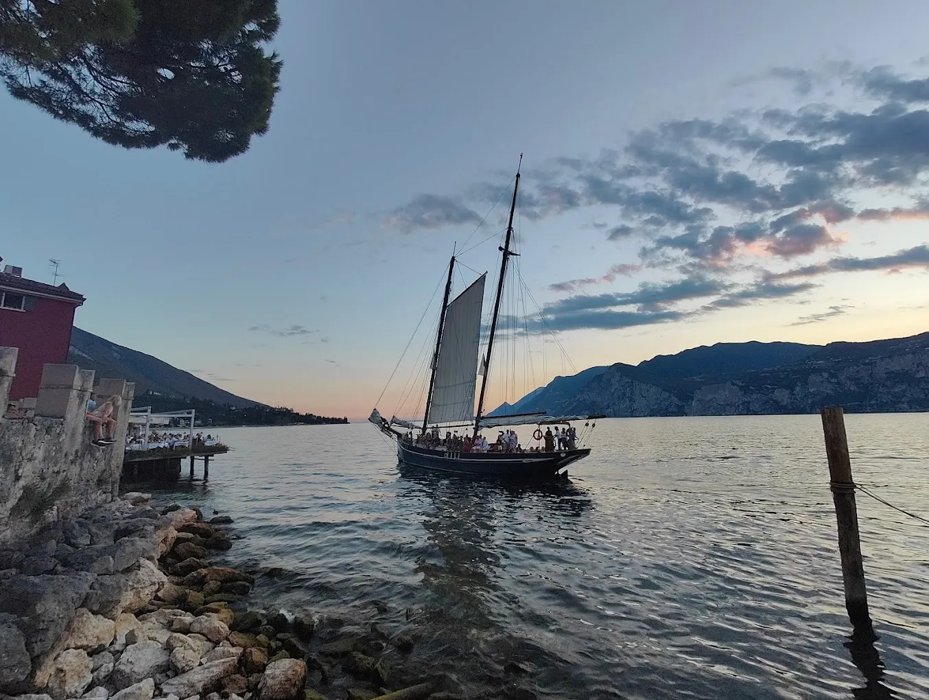 Gita in veliero al tramonto sul Lago di Garda da Malcesine
