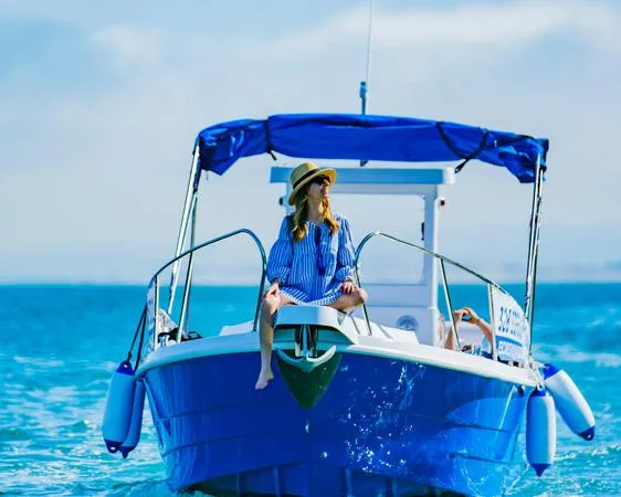 Escursione in barca di 3 ore con soste bagno lungo la Riviera del Conero