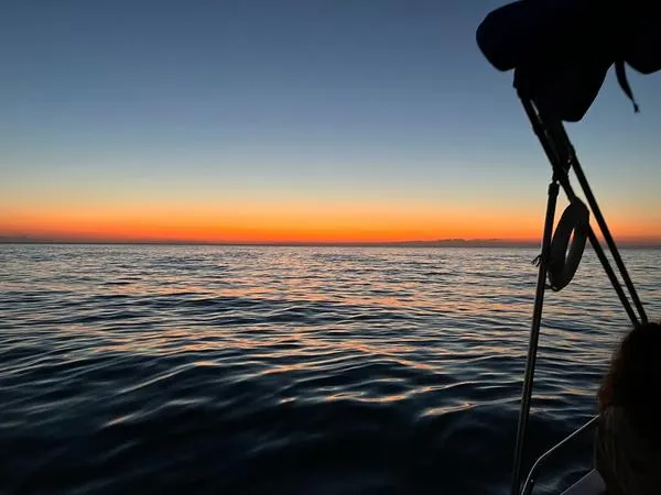 Gita in barca con aperitivo al tramonto lungo la costa del Conero da Numana