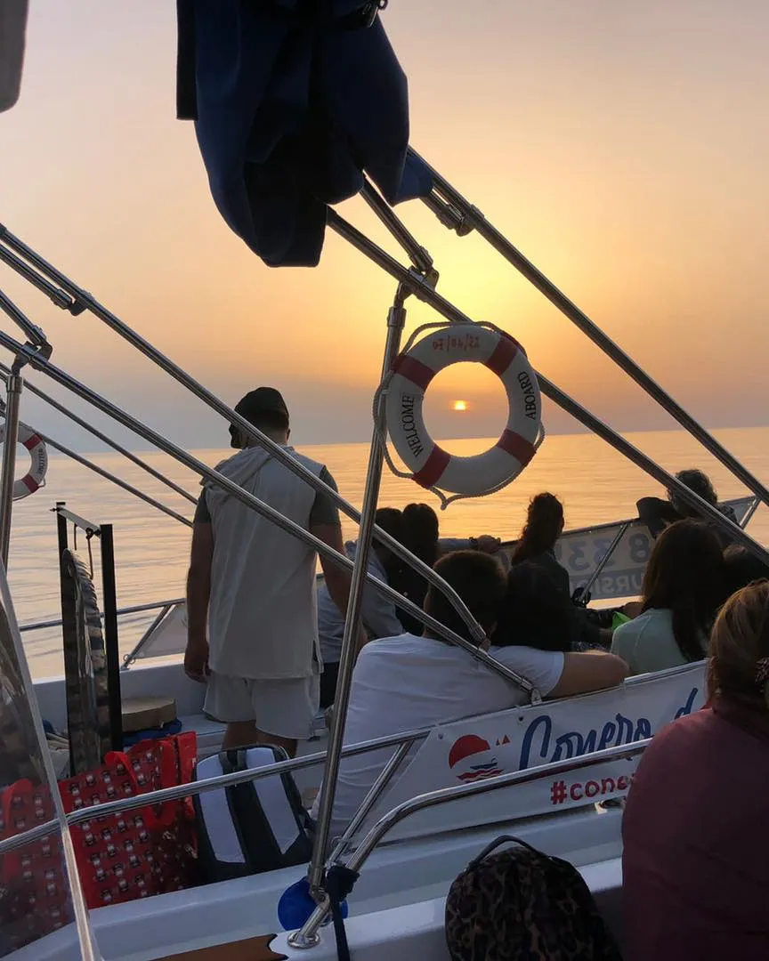 Gita in barca con aperitivo al tramonto lungo la costa del Conero da Numana