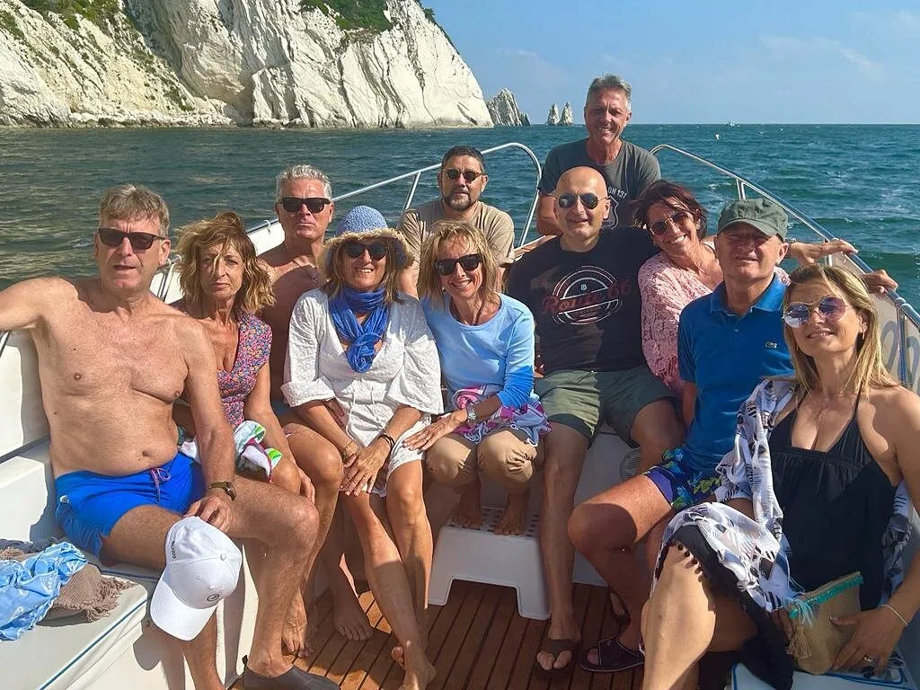 Gita in barca con aperitivo al tramonto lungo la costa del Conero da Numana