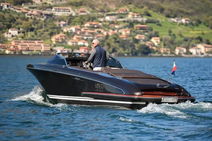 Tour privato in motoscafo Riva sul Lago d'Iseo con bottiglia di Franciacorta