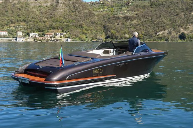 Tour privato in motoscafo Riva sul Lago d'Iseo con bottiglia di Franciacorta