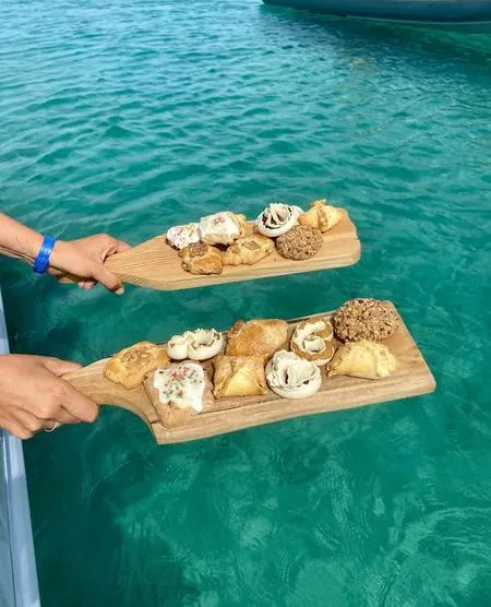 Escursione in barca giornaliera con degustazione a bordo alle isole di La Maddalena e Spargi