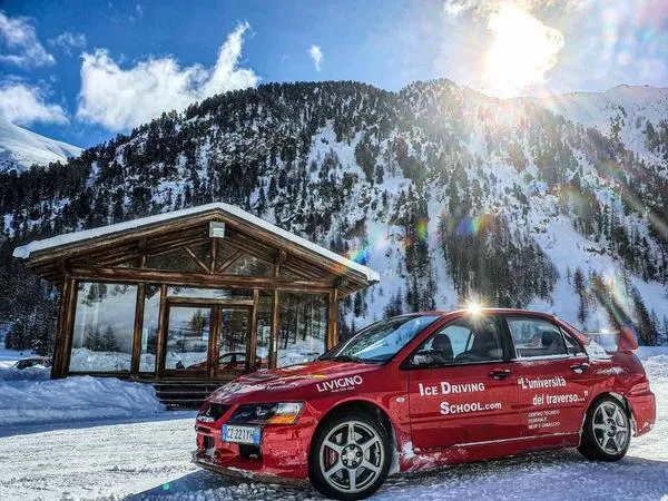 Corso di guida sportiva al Ghiacciodromo di Livigno