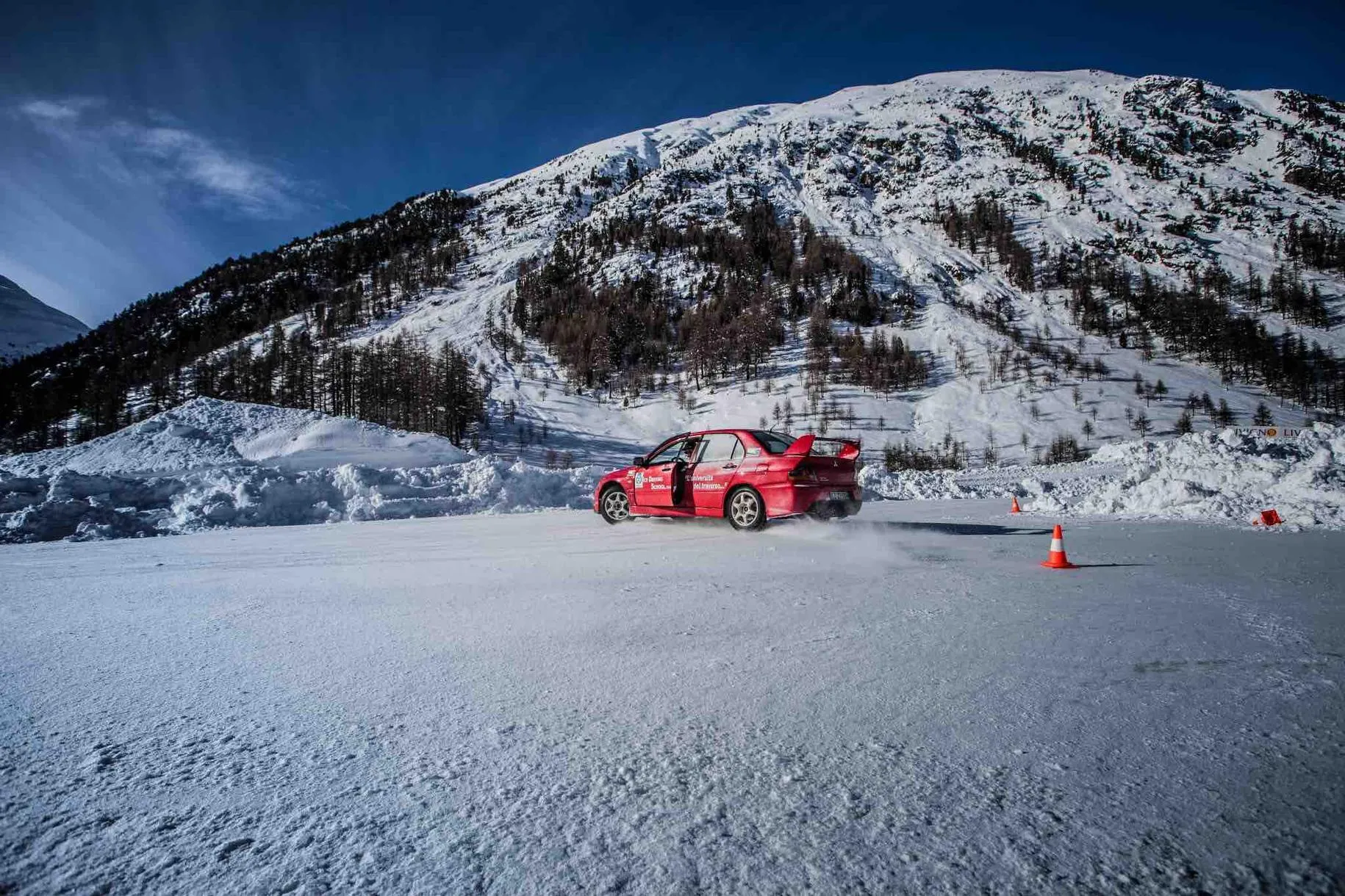 Corso di guida sportiva al Ghiacciodromo di Livigno