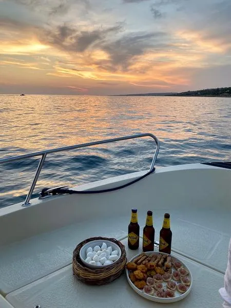 Gita in barca al tramonto con aperitivo da Torre Vado