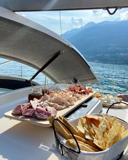 Tour in catamarano da una giornata intera