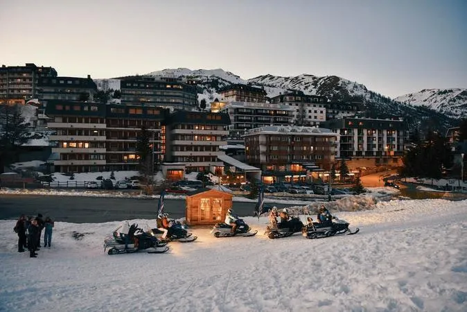 Escursione in motoslitta con cena in baita a Sestriere