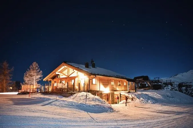 Escursione in motoslitta con cena in baita a Sestriere