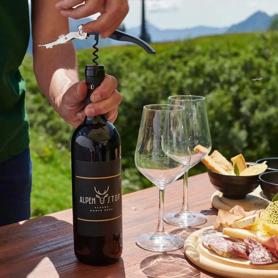 Pranzo in rifugio sotto il Monte Rosa ad Alagna Valsesia