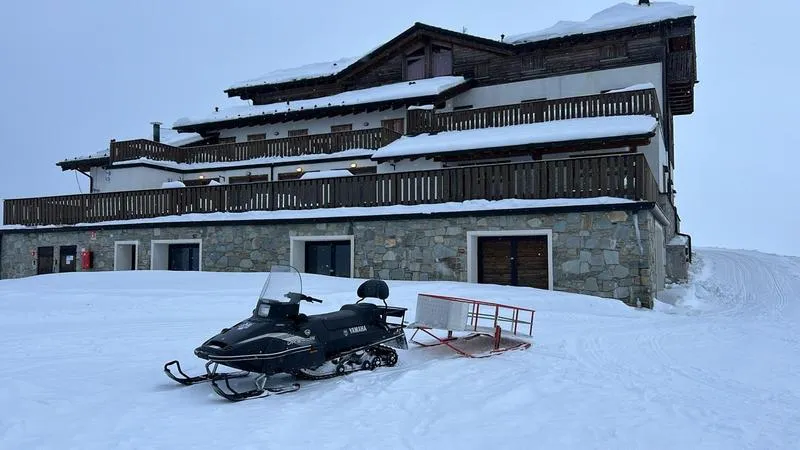 Pranzo in baita con trasporto in motoslitta a Madesimo in Alta Valle Spluga