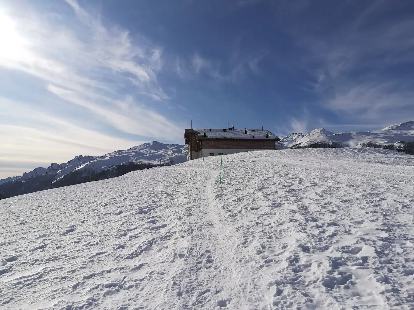 Pranzo in baita con trasporto in motoslitta a Madesimo in Alta Valle Spluga