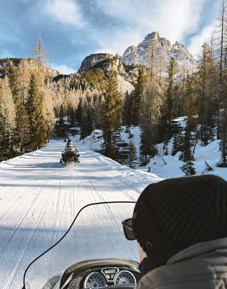 Safari in motoslitta e pranzo in baita nel Parco Naturale delle Tre Cime